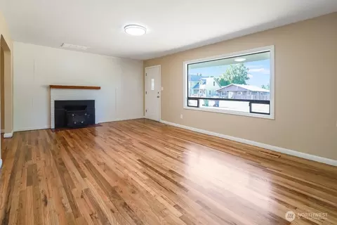 Living - 3338 Pine St, Longview, WA 98632 photo 2 of 2