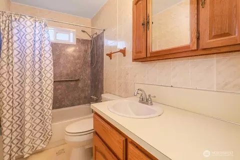 Bath - 3338 Pine St, Longview, WA 98632 photo 1 of 1