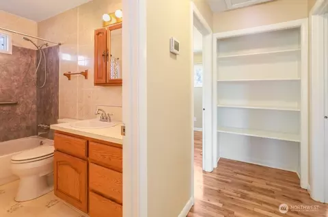 Entry Way - 3338 Pine St, Longview, WA 98632 photo 2 of 2