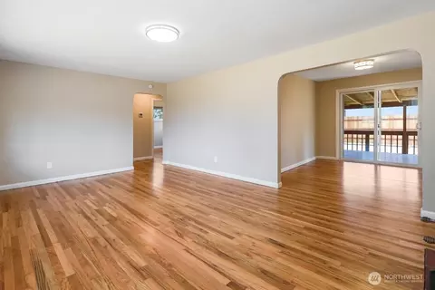 Living - 3338 Pine St, Longview, WA 98632 photo 1 of 2