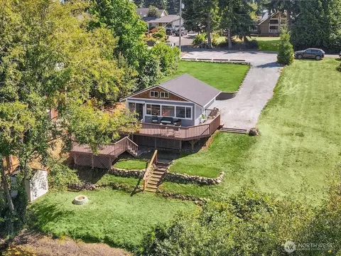 271 Lochwood Dr, Camano Island, WA 98282