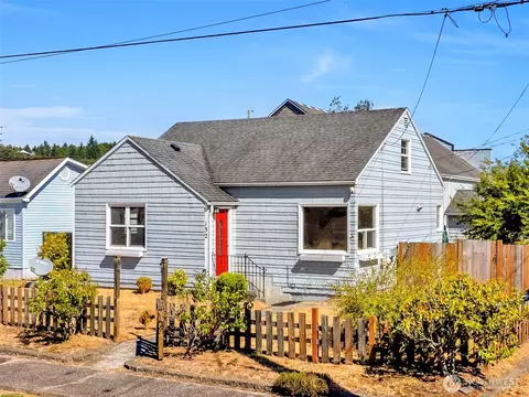 132 Main St, Ilwaco, WA 98624