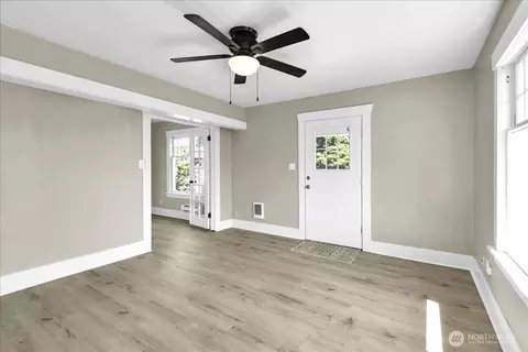 Living - 2502 Harrison Ave, Everett, WA 98201 photo 2 of 4