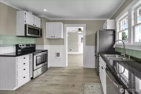 Kitchen - 2502 Harrison Ave, Everett, WA 98201 photo 2 of 3
