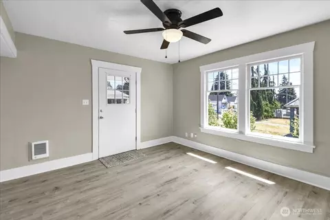 Living - 2502 Harrison Ave, Everett, WA 98201 photo 3 of 4