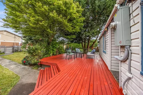 Exterior - 1522 Chestnut St, Everett, WA 98201 photo 6 of 7