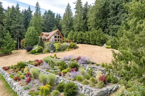 7353 Cedar House Ct, Clinton, WA 98236