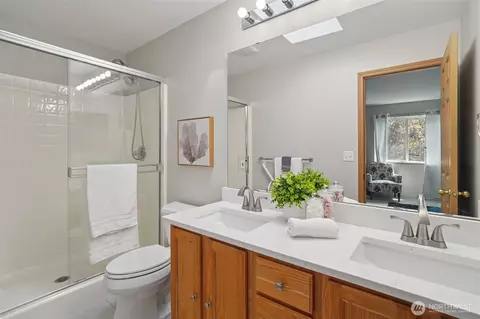 Bath - 14820 59th Ave SE, Everett, WA 98208 photo 3 of 3