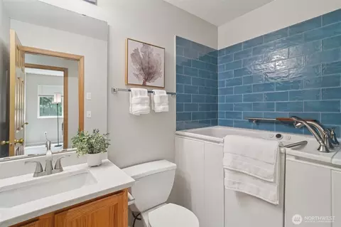 Bath - 14820 59th Ave SE, Everett, WA 98208 photo 2 of 3