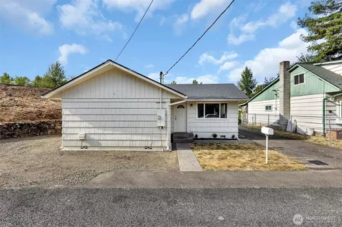 114 Cherry St, Castle Rock, WA 98611