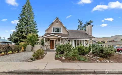 233 W Gibson Ave, Chelan, WA 98816