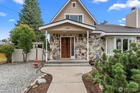 233 W Gibson Ave, Chelan, WA 98816