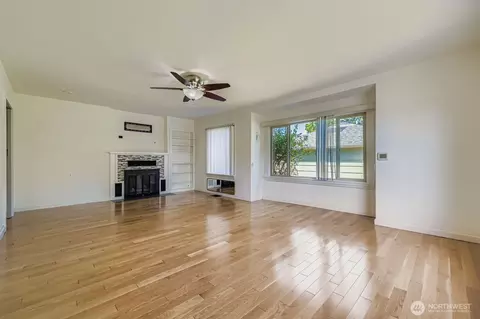 Living - 7806 Beverly Blvd, Everett, WA 98203 photo 2 of 4