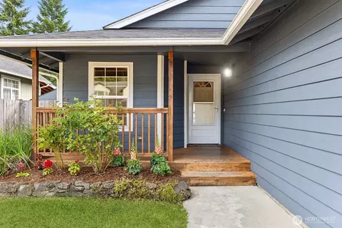 721 Riverside Ln E, Eatonville, WA 98328