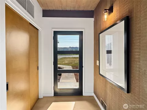 Entry Way - 324 Valley Ave E, Sumner, WA 98390 photo 2 of 3