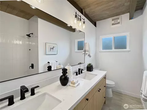 Bath - 324 Valley Ave E, Sumner, WA 98390 photo 4 of 5