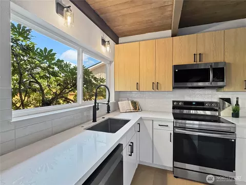 Kitchen - 324 Valley Ave E, Sumner, WA 98390 photo 3 of 4