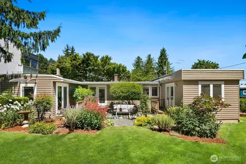 Exterior - 3771 W Commodore Way, Seattle, WA 98199 photo 4 of 7
