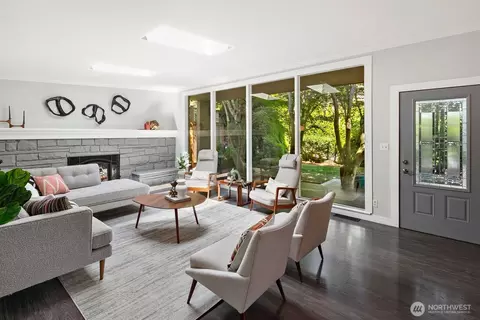 Living - 3771 W Commodore Way, Seattle, WA 98199 photo 1 of 2