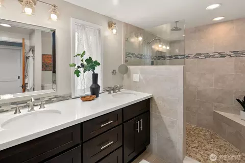 Bath - 3771 W Commodore Way, Seattle, WA 98199 photo 2 of 2
