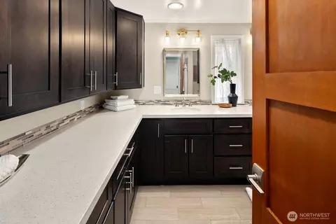 Bath - 3771 W Commodore Way, Seattle, WA 98199 photo 1 of 2