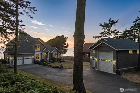 1689 W Beach Rd, Oak Harbor, WA 98277