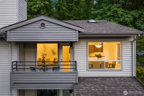 3520 Lake Washington Blvd SE #207, Bellevue, WA 98006