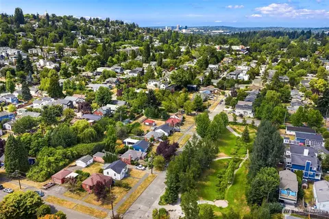 View/Area - 2800 E Thomas St, Seattle, WA 98112 photo 2 of 8