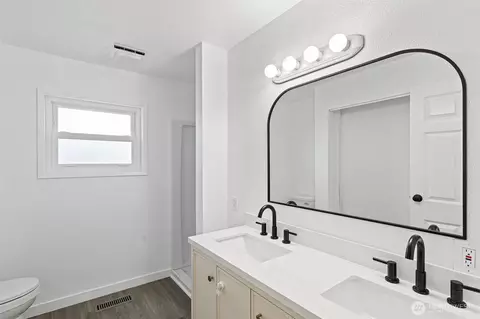 Bath - 349 Rainier Ave, Enumclaw, WA 98022 photo 1 of 1