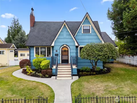 1315 7th St, Anacortes, WA 98221