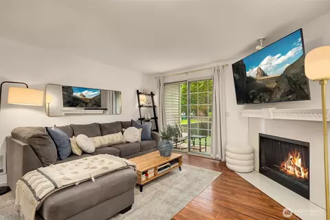 215 9th St #D102, Kirkland, WA 98033