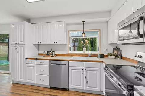 Kitchen - 614 217th St SW, Bothell, WA 98021 photo 2 of 3