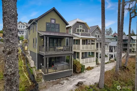 34 Seaside Ln, Pacific Beach, WA 98571