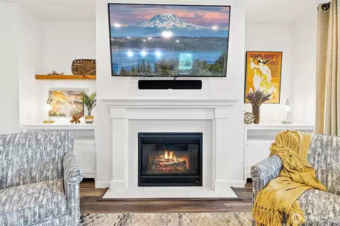 Living - 1382 Boyle St, Enumclaw, WA 98022 photo 3 of 5