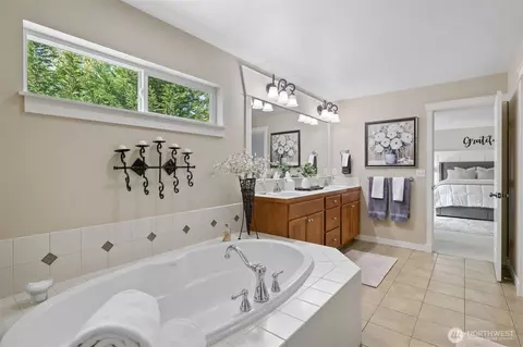 Bath - 4005 167th Pl SE, Bothell, WA 98012 photo 1 of 3