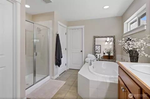 Bath - 4005 167th Pl SE, Bothell, WA 98012 photo 2 of 3