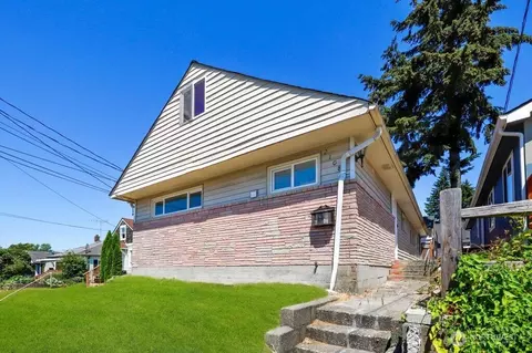 2108 7th St, Bremerton, WA 98312