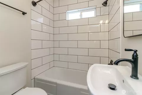 Bath - 3208 Porter St, Enumclaw, WA 98022 photo 2 of 2