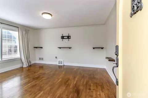 Living - 3208 Porter St, Enumclaw, WA 98022 photo 1 of 3