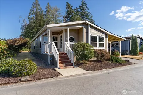 535 NE Saturn Ln, Bremerton, WA 98311