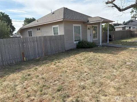 230 NW D St, Ephrata, WA 98823