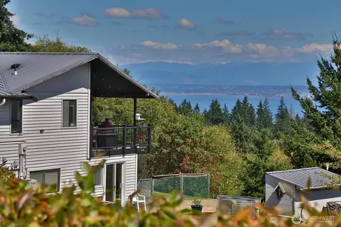 4524 Hilltop Dr, Clinton, WA 98236