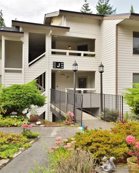 23401 Lakeview Dr #J105, Mountlake Terrace, WA 98043