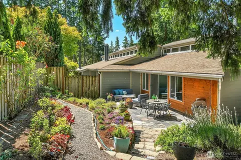15300 NE 15th Pl #1, Bellevue, WA 98007