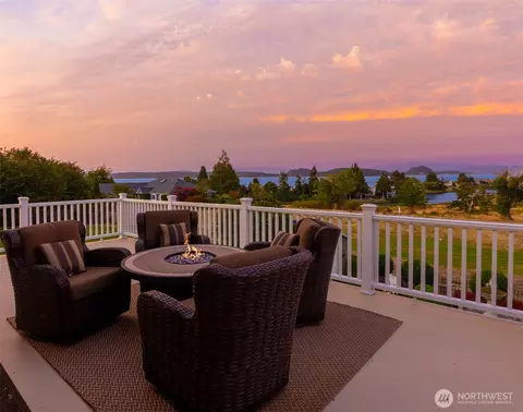 695 Dugualla Rd, Oak Harbor, WA 98277