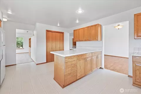 Kitchen - 42008 254th Ave SE, Enumclaw, WA 98022 photo 2 of 3