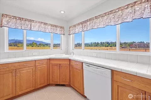 Kitchen - 42008 254th Ave SE, Enumclaw, WA 98022 photo 3 of 3