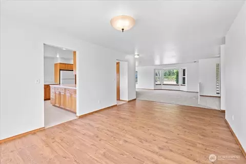 Living - 42008 254th Ave SE, Enumclaw, WA 98022 photo 2 of 7