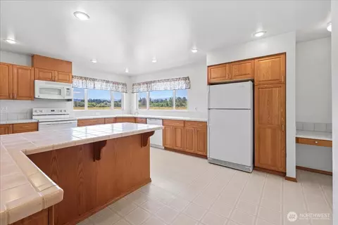 Kitchen - 42008 254th Ave SE, Enumclaw, WA 98022 photo 1 of 3