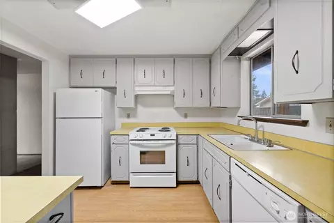 Kitchen - 17118 20th Ave E, Spanaway, WA 98387 photo 1 of 2